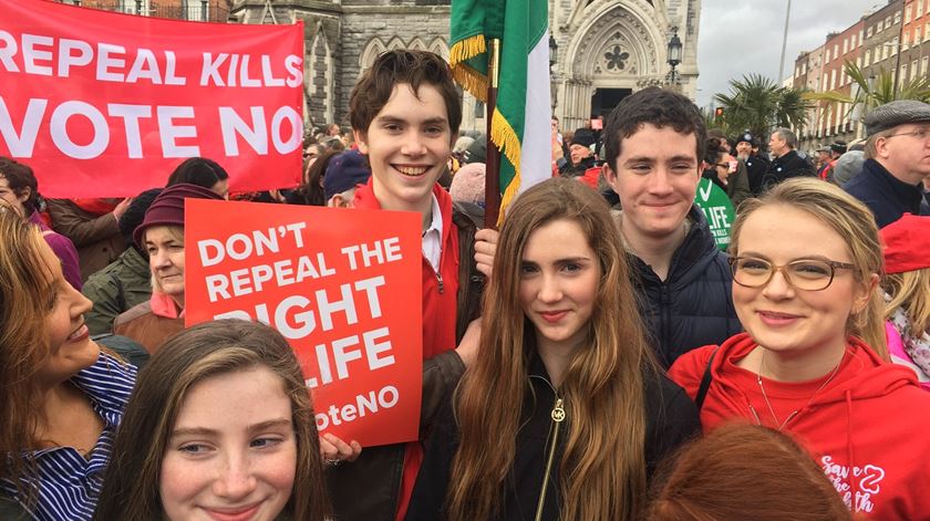 Jovens preparam-se para participar na caminhada contra o aborto, na Irlanda. Foto: Twitter
