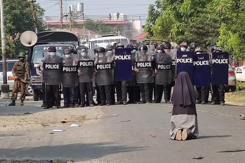 Irmã Ann Nu Thawng enfrenta polícias e militares em Rangum, no Myanmar. Foto: Twitter