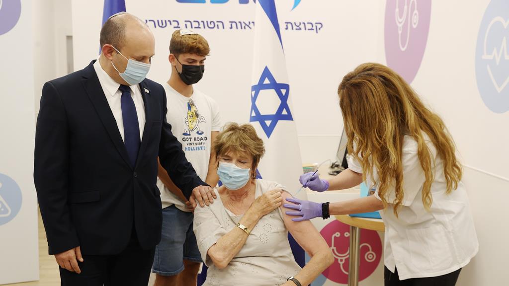 Israel está a administrar as terceiras doses da vacina contra a Covid-19. Foto: Elad Gershgoren/EPA/POOL