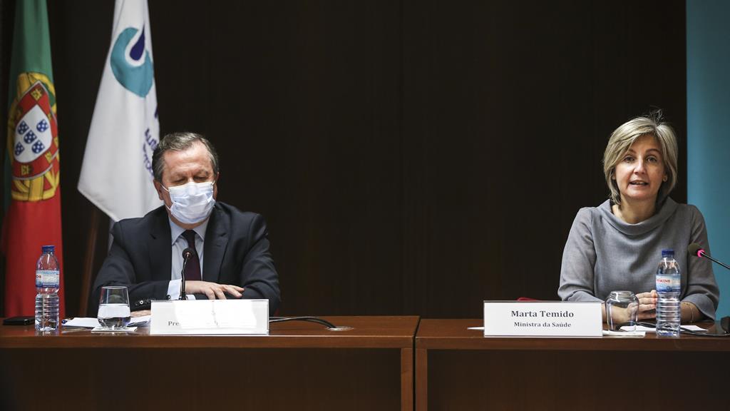 Rui Ivo, presidente do Infarmed, e a ministra Marta Temido na conferência de imprensa sobre plano de vacinação. Foto: Rodrigo Antunes/Lusa