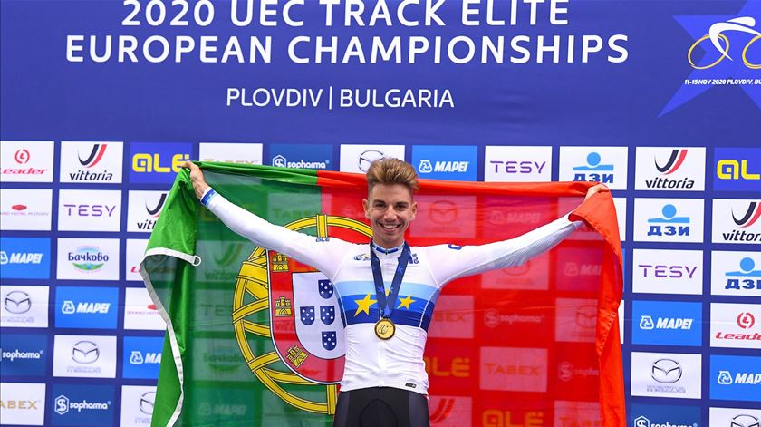 Ivo Oliveira pesa com a medalha de ouro que conquistou. Foto: Federação Portuguesa de Ciclismo