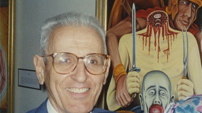 Jack Kevorkian, o "Dr. Morte", junto a um quadro da sua autoria. Foto: DR