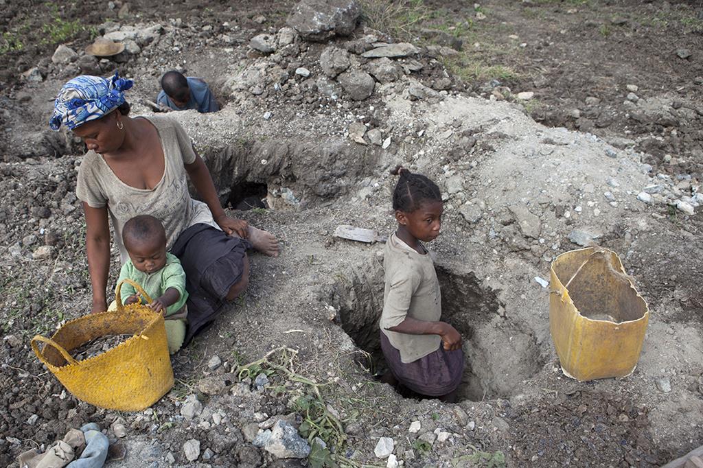 Trabalho infantil em minas de mica, no Madagáscar. Foto: Jan Joseph Stok, Terre des Hommes