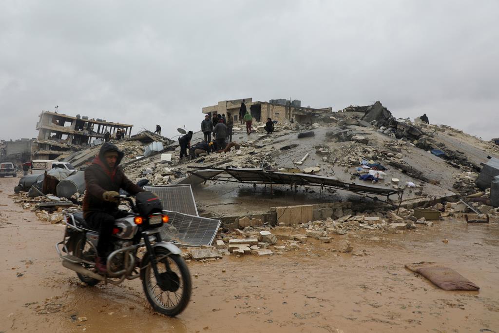 Efeitos do sismo em Jandaris, na Síria. Foto: Mahmoud Hassano/Reuters
