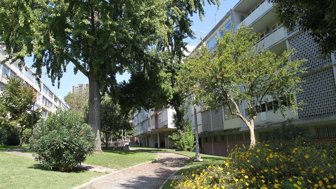 Foi projetado pelos arquitetos Ruy Jervis d’Athouguia e Sebastião Formosinho Sanchez. Gonçalo Ribeiro Telles encarregou-se do planeamento da via pública com espaços verdes. O projeto foi premiado tanto a nível local, com o Prémio Municipal de Arquitetura em 1954, como internacional, na Bienal de São Paulo em 1950. Foto: Wikimedia
