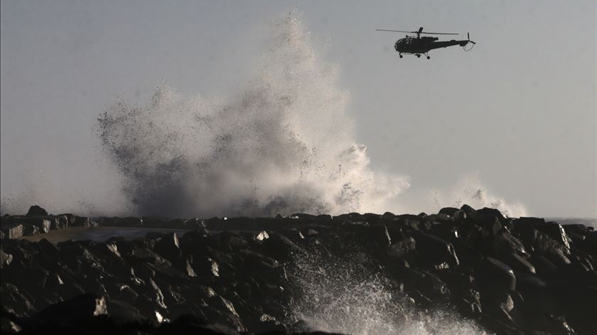 Já na segunda-feira, um "heli" da Força Aérea participou nas buscas. Foto José Coelho/Lusa