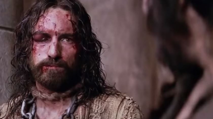 Jesus olha para Barrabás, no filme A Paixão do Cristo, de Mel Gibson. Foto: YouTube