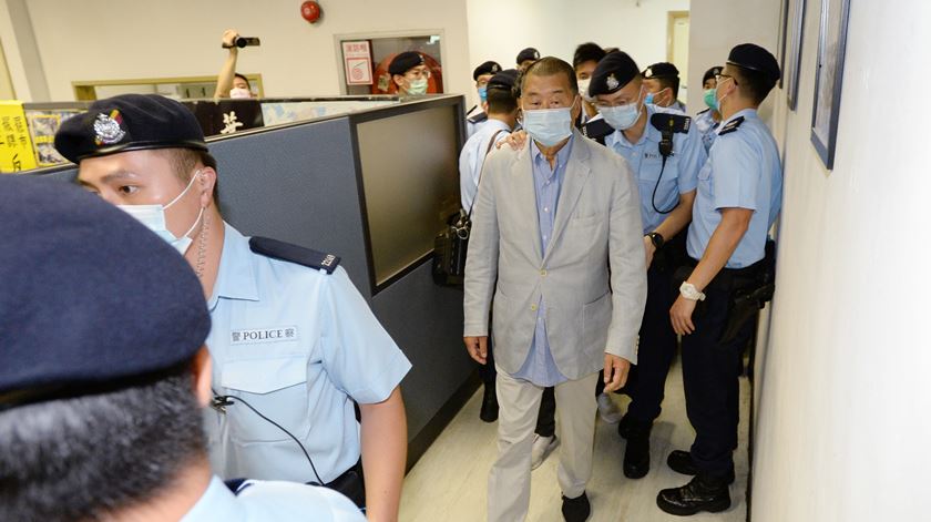 Jimmy Lai detido na sede do seu jornal, Apple Daily. Foto: Apple Daily/EPA