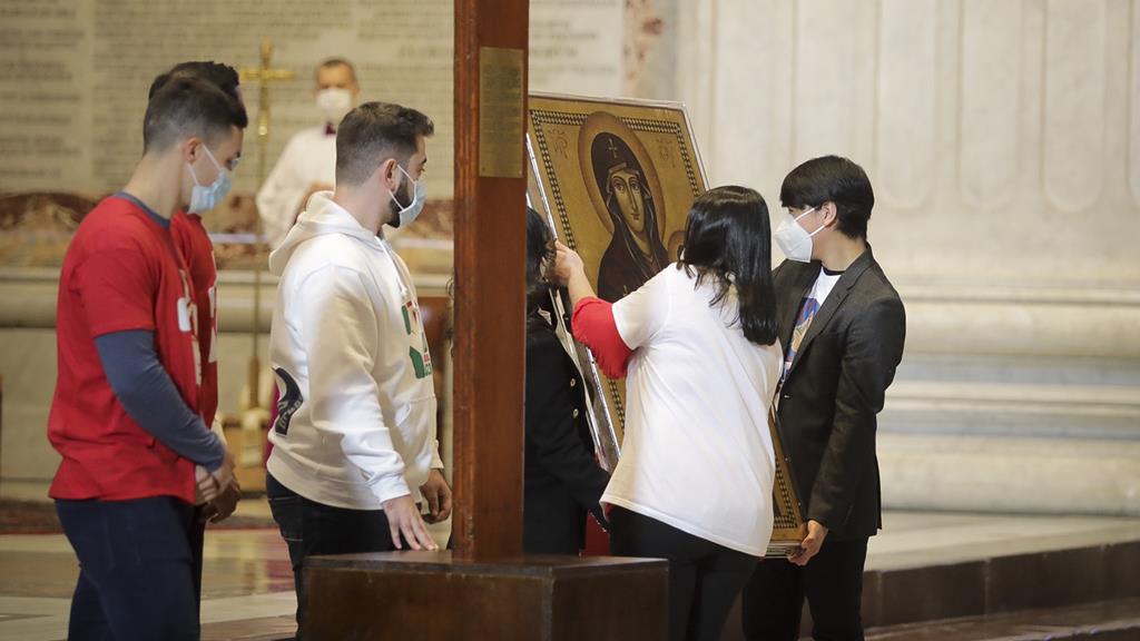 Entrega dos símbolos da Jornada Mundial da Juventude à delegação portuguesa, no Vaticano.  Foto: Inês Rocha/RR