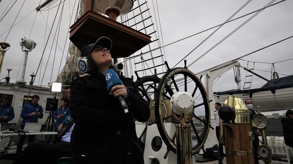 Joana Marques a controlar a subida de Ana Galvão mastro. Foto: RR