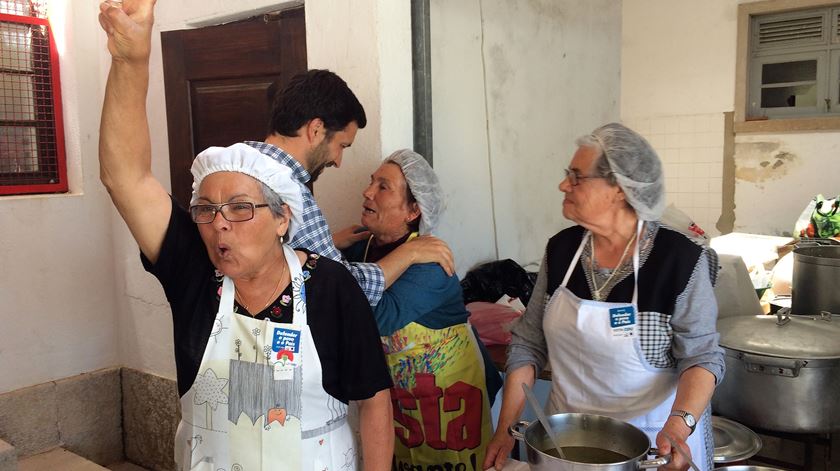 João Ferreira com apoiantes na aldeia do Couço. Foto: Rosário Silva/RR
