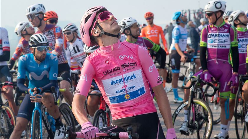 João Almeida defende a liderança do Giro. Foto: Luca Zennaro/EPA