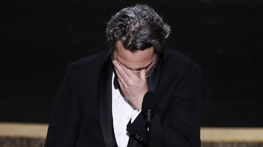 Joaquin Phoenix emocionado nos Óscares 2020 Foto: Etienne Laurent/EPA