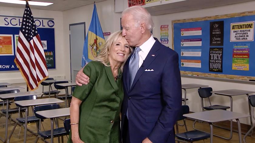 Joe Biden e a mulher Jill testaram negativo ao novo coronavírus. Foto: EPA