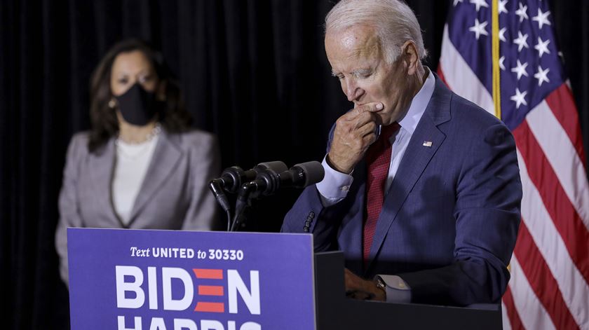 Joe Biden discursa acompanhado de Kamala Harris, parceira de campanha Foto: Carlos Barria/Reuters
