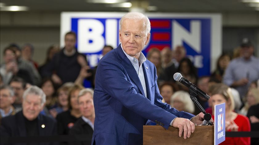 Joe Biden com arranque em falso. Foto: CJ Gunther/EPA
