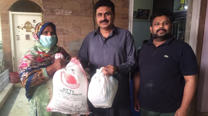 Joel Sahotra a distribuír ajuda alimentar em Karachi, no Paquistão. Foto: Joel Sahotra