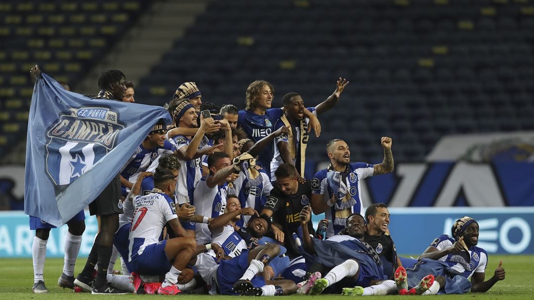 Jogadores do FC Porto posam para foto no final do jogo contra o Sporting. Foto: José Coelho/Lusa