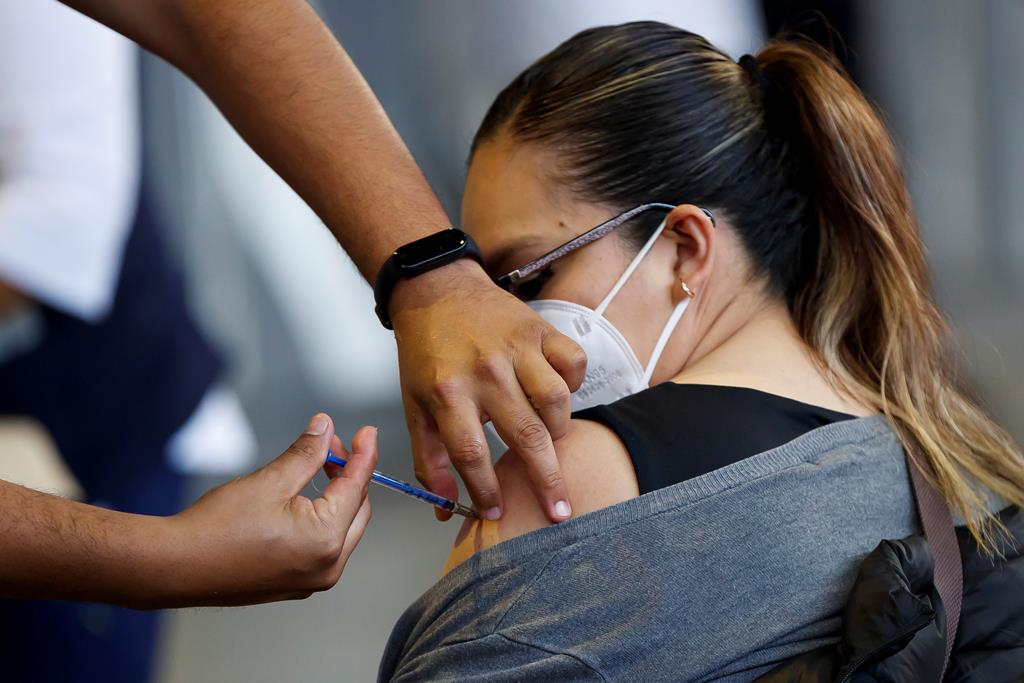 Também o reforço da vacinação está prestes a ultrapassar a barreira dos seis milhões de doses administradas. Foto: Jose Mendez/EPA