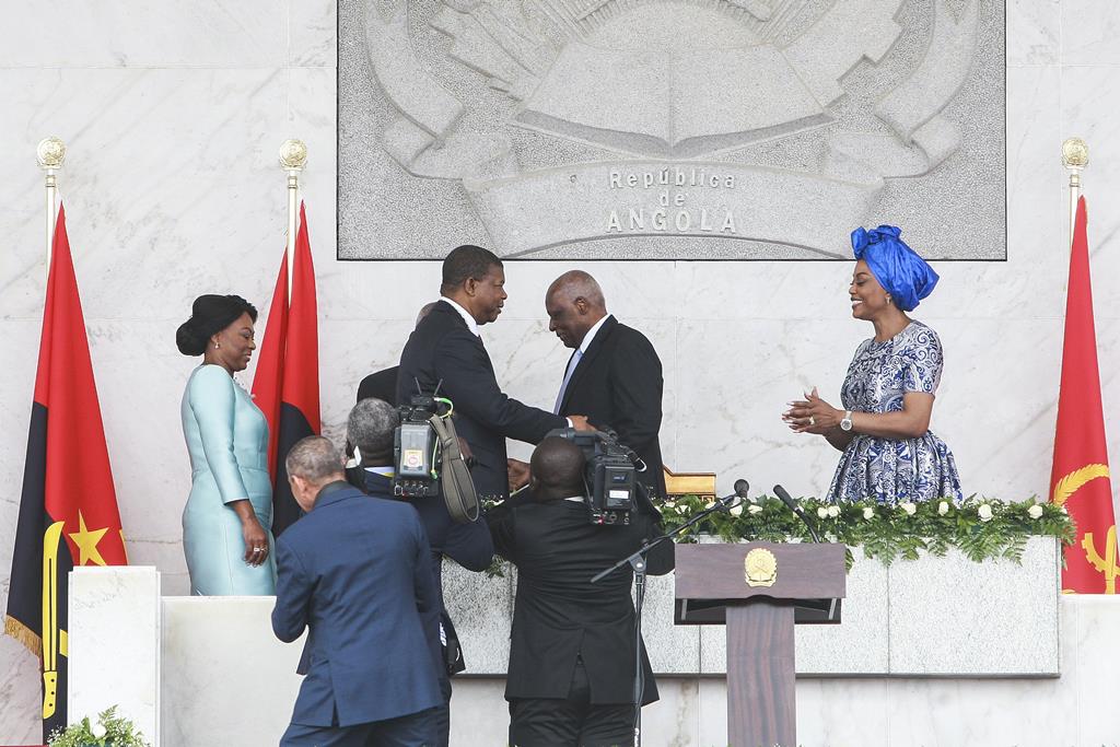 José Eduardo dos Santos à direita, na tomada de posse de João Lourenço como presidente de Angola, em setembro de 2017. Foto: João Mavinga/Lusa