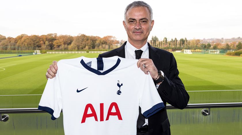 Mourinho já posa com a camisola dos Spurs. Foto: Twitter do Tottenham