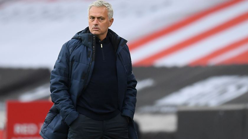 José Mourinho insatisfeito com arbitragem do jogo com o Sheffield United Foto: Michael Regan/Reuters