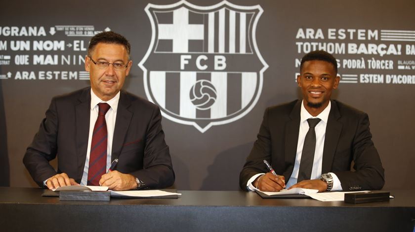 Bartomeu e Semedo, durante a assinatura do contrato. Foto: FC Barcelona