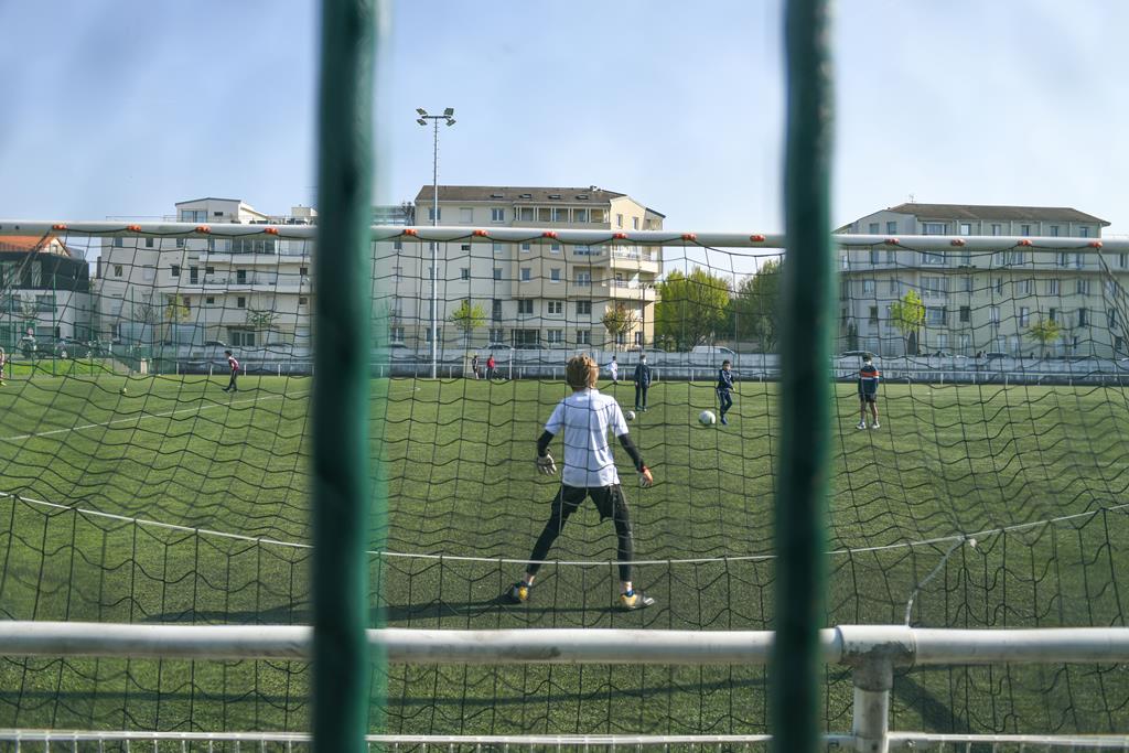 As crianças jogam futebol na escola