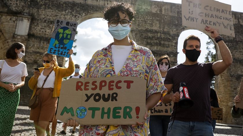 "Respeitem a mãe natureza", lê-se num dos cartazes do protesto. Foto: Paulo Novais/Lusa