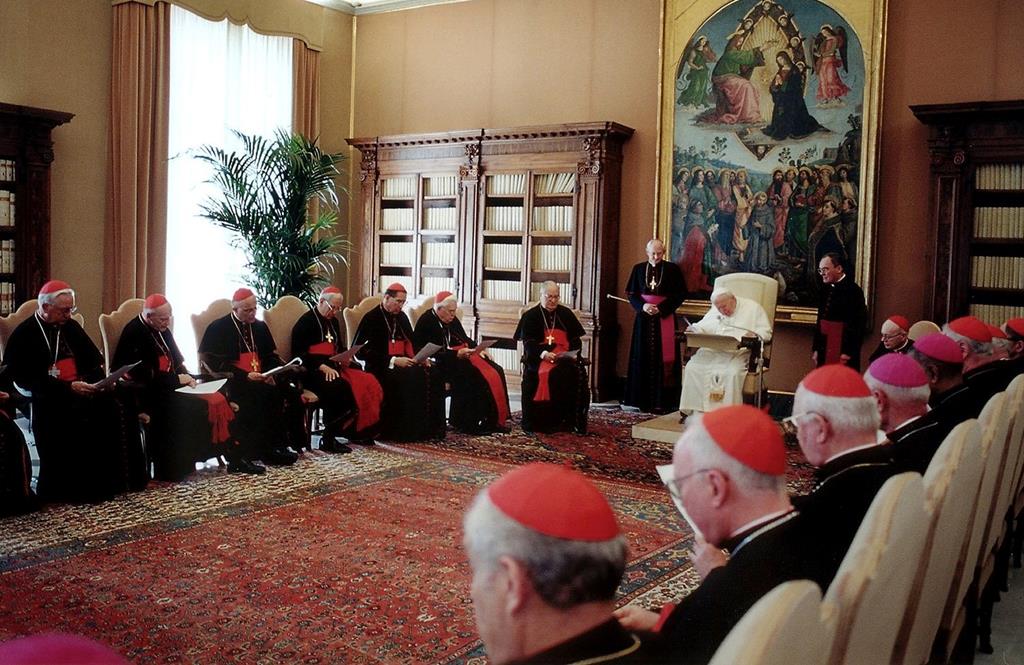 Papa João Paulo II fala aos cardinais norte-americano na sua livraria privada a 23 de abril de 2002. No final, o Papa declarou que “não há lugar no sacerdócio e na vida religiosa para os abusadores de menores”. Foto: Vatican Media