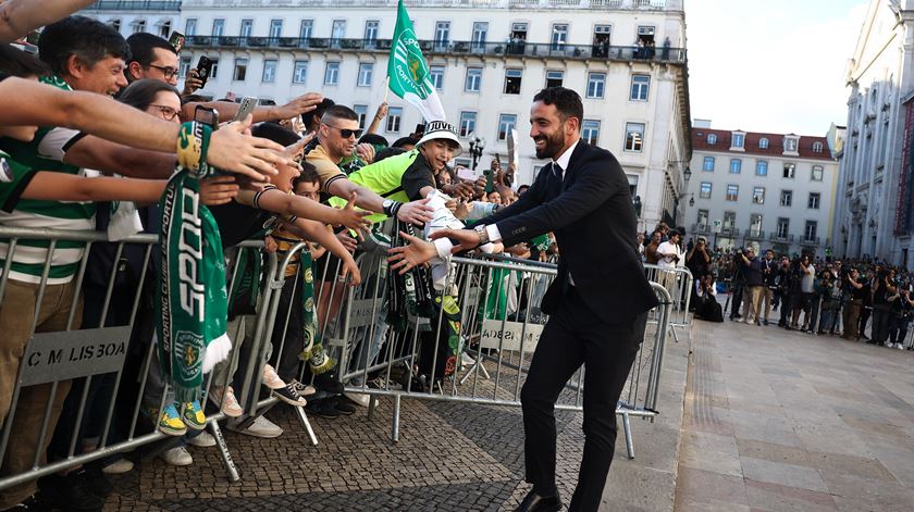 Rúben Amorim saudado pelos adeptos na Câmara de Lisboa. Foto: SCP (clique na seta para ver a fotogaleria)