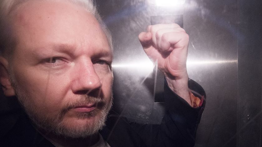 Julian Assange no dia em que foi detido em Londres. Foto: Facundo Arrizabalaga/EPA