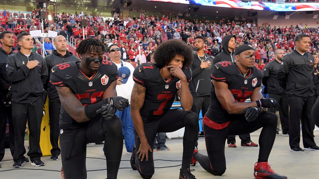 Kaepernick (ao centro), durante uma ação de protesto contra a discriminação racial nos EUA. Foto: Kirby Lee /USA TODAY Sports