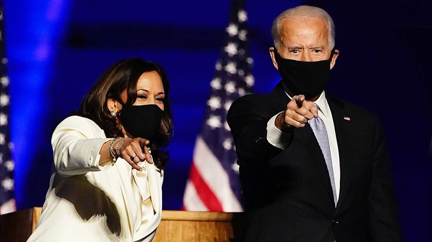 Joe Biden quer americanos com máscara durante 100 dias. Foto: Jim Lo Scalzo/EPA