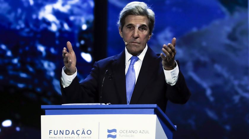 O antigo Secretário de Estado norte-americano John Kerry, na sua intervenção na conferência "O Futuro do Planeta", em Lisboa. Foto: EPA/António Cotrim