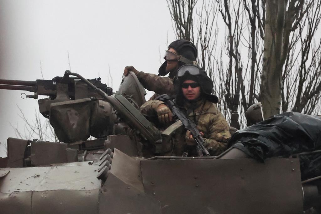 Vários tanques entraram, esta quinta-feira, na cidade ucraniana de Mariupol. Um comunicado do Exército russo confirmou o início do bombardeamento de território da Ucrânia, mas garantiu que os ataques têm apenas como alvo bases ucranianas e outras infraestruturas militares, não zonas povoadas. Foto: Carlos Barria / Reuters