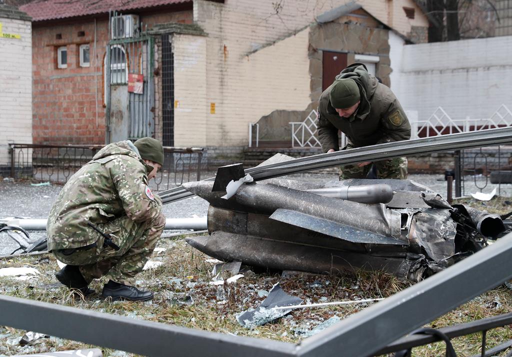 Militares ucranianos inspecionam os restos de um míssil que caiu na rua, depois do presidente russo, Vladimir Putin, ter autorizado uma operação militar no leste da Ucrânia. Foto: Valentyn Ogirenko / Reuters