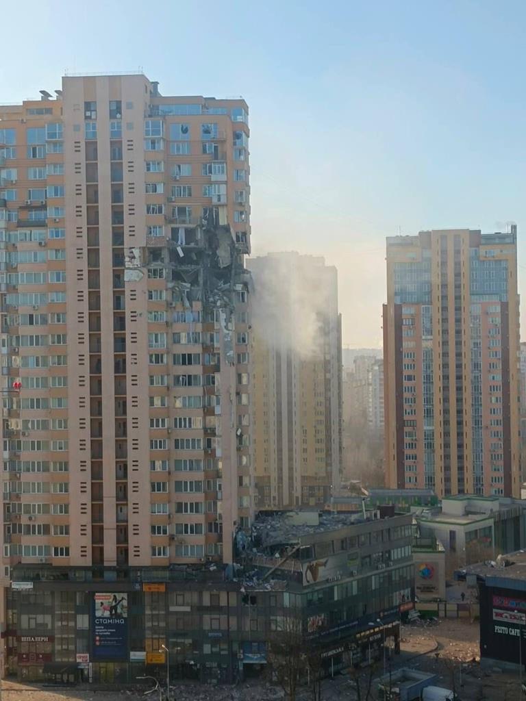 Edifício atingido por míssil em Kiev. Foto: Twitter