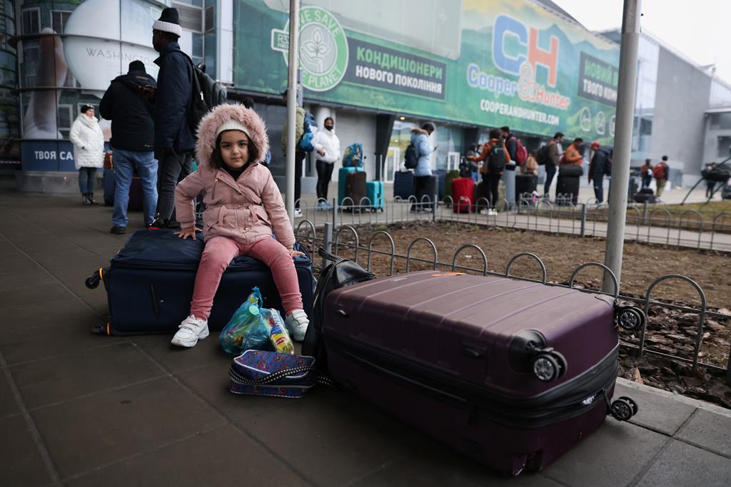 Centenas de pessoas procuram abrigo no aeroporto de Kiev. A Embaixada de Portugal na capital da Ucrânia aconselha os portugueses a sair do país pela fronteira terrestre com a União Europeia. Foto: Umit Bektas / Reuters
