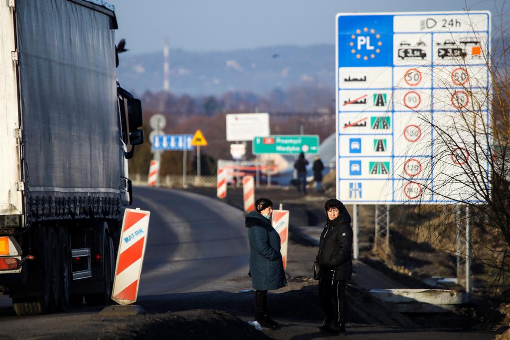Dezenas de ucranianos dirigem-se à fronteira entre a Polónia e a Ucrânia, em Medyka. Foto: Kacper Pempel / Reuters