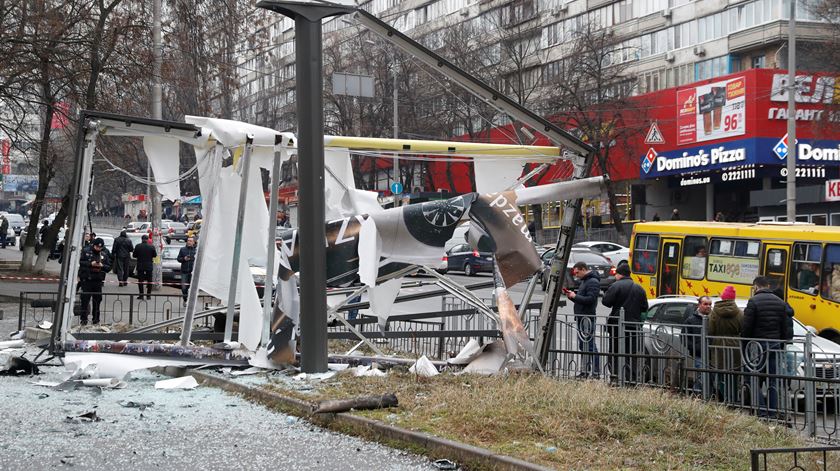 24 de Fevereiro - Destroços e escombros em Kiev, depois de o presidente russo Vladimir Putin ter ordenado uma operação militar no leste da Ucrânia. Foto: Valentyn Ogirenko / Reuters