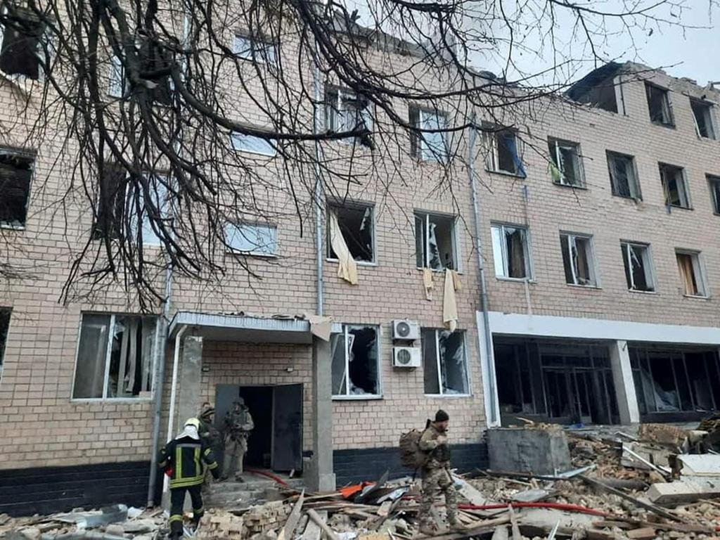 Fotografias capatadas esta quinta-feira, mostram um edifício de uma base militar danificado por um incêndio, na cidade de Brovary, perto de Kiev, depois de um bombardeamento russo. A informação foi confirmadas pelo Serviço de Emergência do Estado da Ucrânia. Foto: Reuters