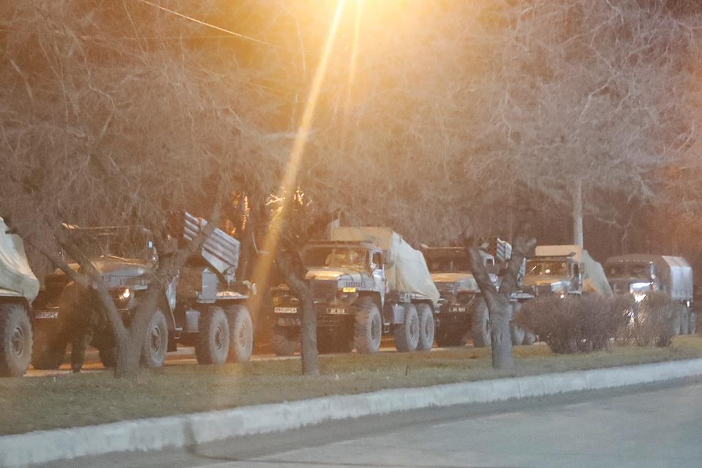 Enquanto a guarda de fronteira denunciou o inicio da invasão russa à Ucrânia durante a noite, com ataques coordenados em várias frentes, no norte e leste, o Centro de Comunicações Estratégicas e Segurança da Informação da Ucrânia indicou que o exército recuperou a cidade de Shchastia, na região de Lugansk, e abateu 50 soldados russos. Foto: Alexander Ermochenko / Reuters