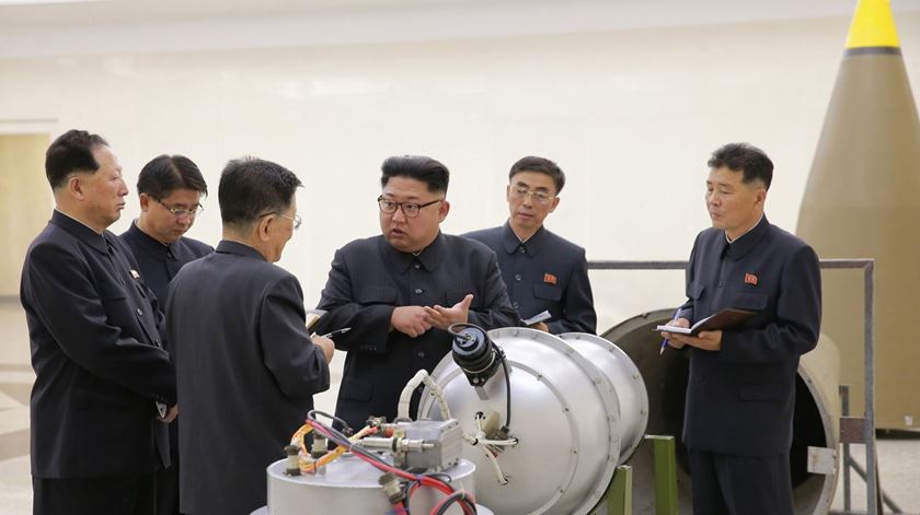 Kim Jong-Un considera as armas nucleares fundamentais para a sobrevivência do seu regime, dizem as secretas americanas. Foto: KCNA/EPA