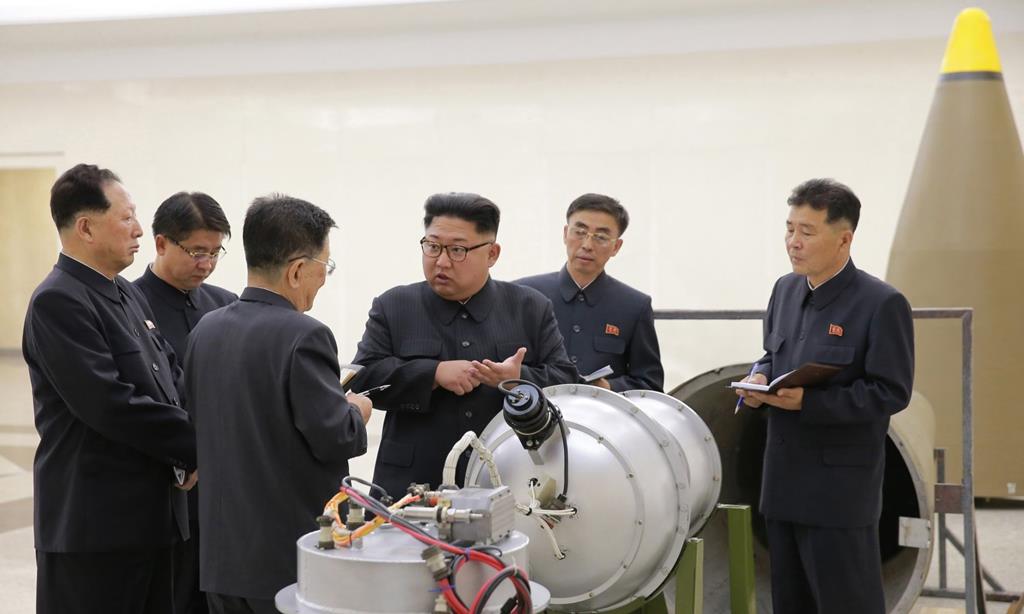 Kim Jong-Un e altos quadros da Coreia do Norte observam desenvolvimento do programa nuclear. Foto KCNA/EPA