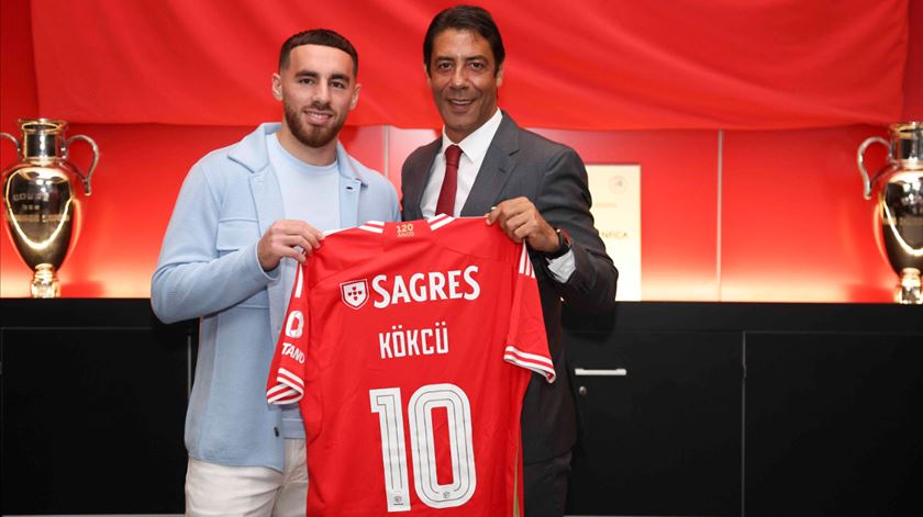 Kokçu com Rui Costa, Benfica. Foto: SLB