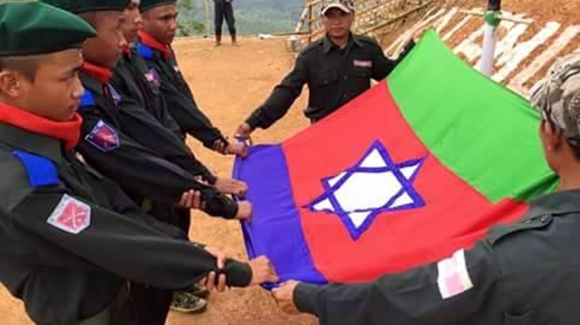 Militantes do Exército Nacional Kuki com a bandeira da organização. Foto: DR