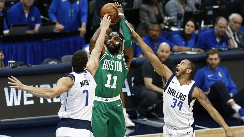 Kyrie Irving em grande destaque nos Boston Celtics. Foto: Larry W Smith/EPA.
