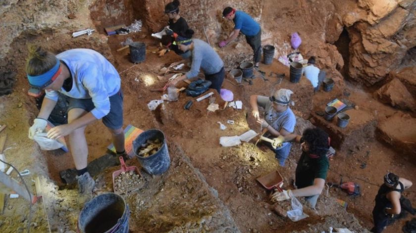 Trabalhos arqueológicos na gruta da Lapa do Picareiro, em Minde. Foto: Jonathan Haws