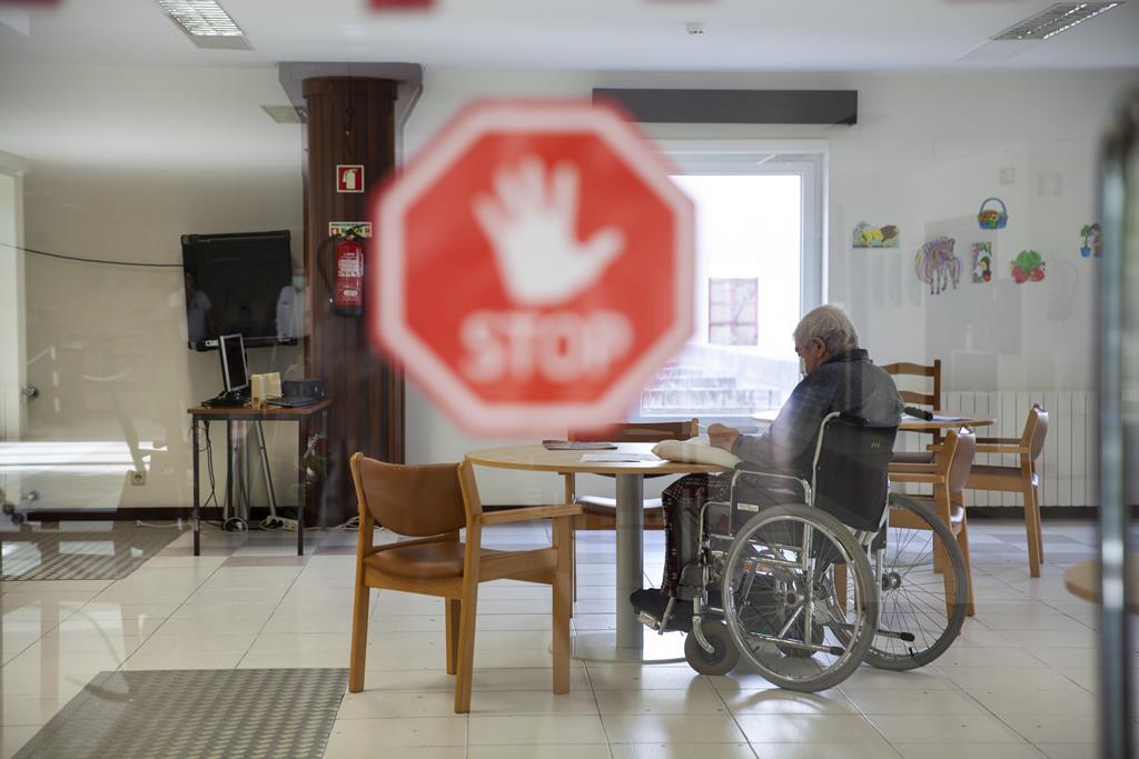 Em fevereiro de 2021, Portugal chegou a contabilizar 12.000 casos ativos em lares. Foto: Inês Rocha/RR